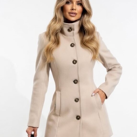 CAPRI
Tapado en paño de alta densidad. Corte Sastre cuello chimenea. 
Talle XL